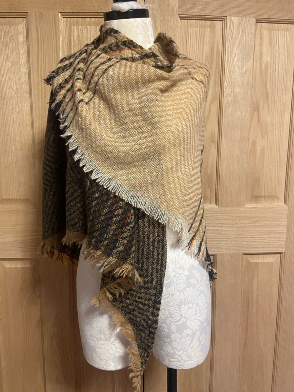 Cozy Two-Tone Fringe Blanket Scarf in Neutral Brown/Black tones